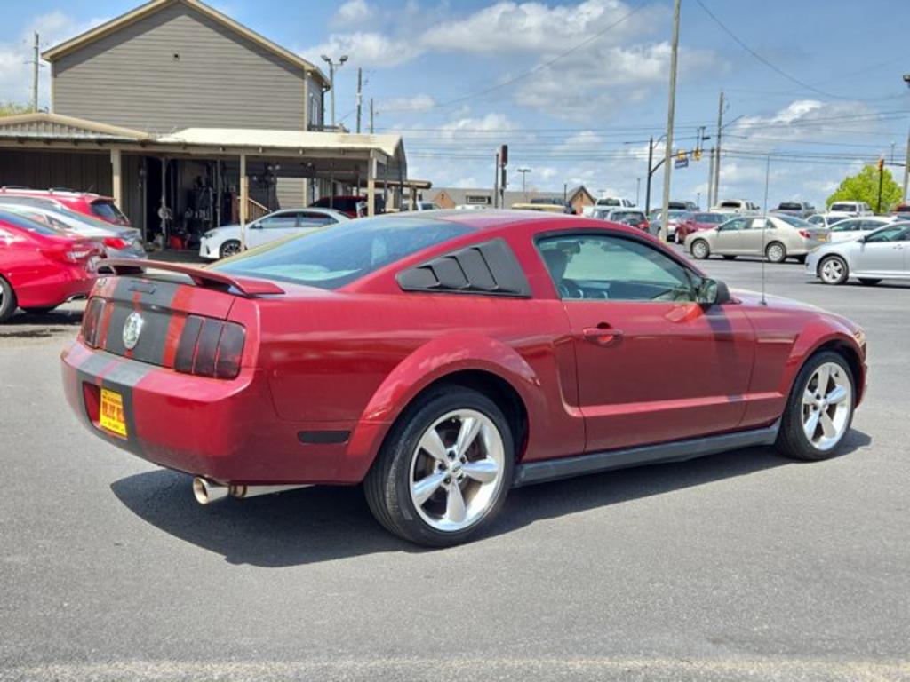 2005 Ford Mustang V6 Deluxe photo