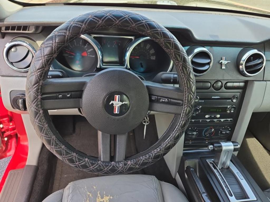 2005 Ford Mustang V6 Deluxe photo