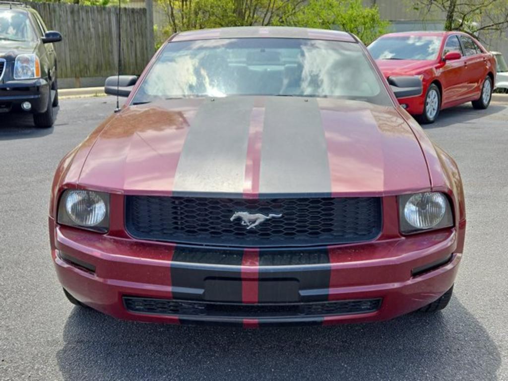 2005 Ford Mustang V6 Deluxe photo