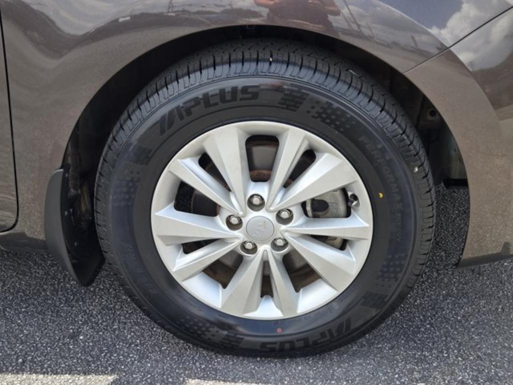 2016 Kia Sedona - $10,995