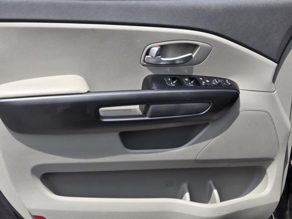 2016 Kia Sedona - $10,995