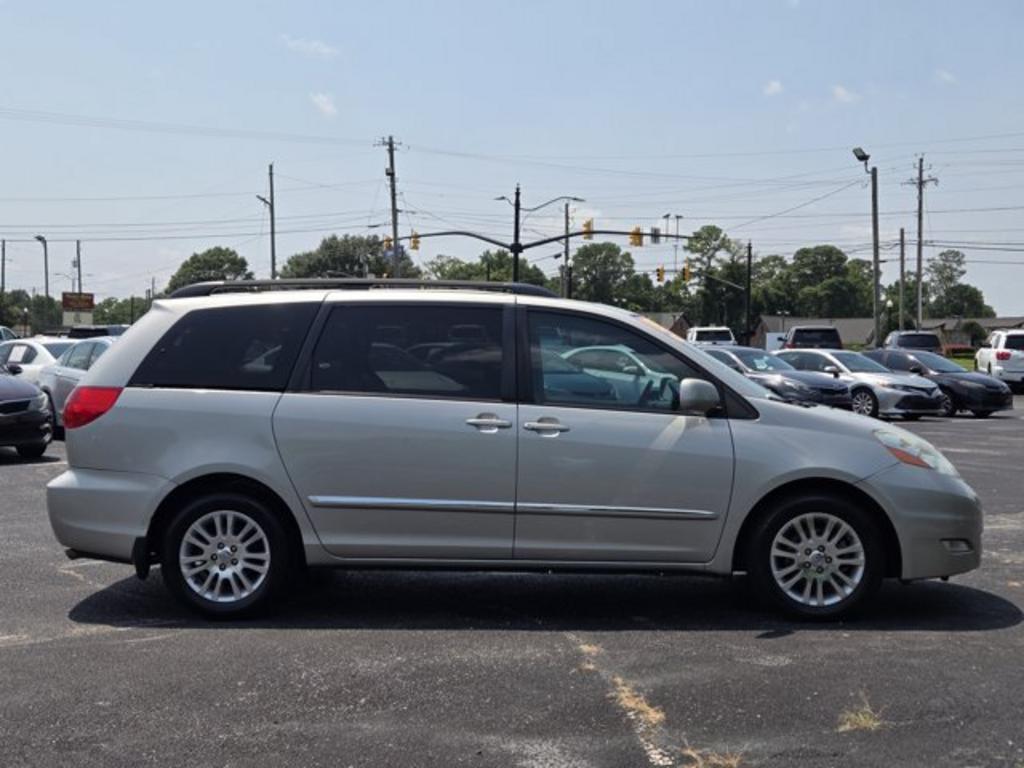 2008 Toyota Sienna - $7,495