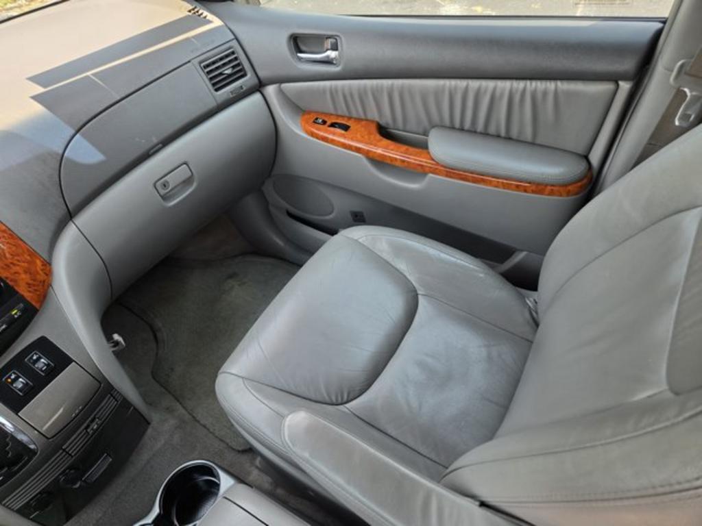 2008 Toyota Sienna - $7,495
