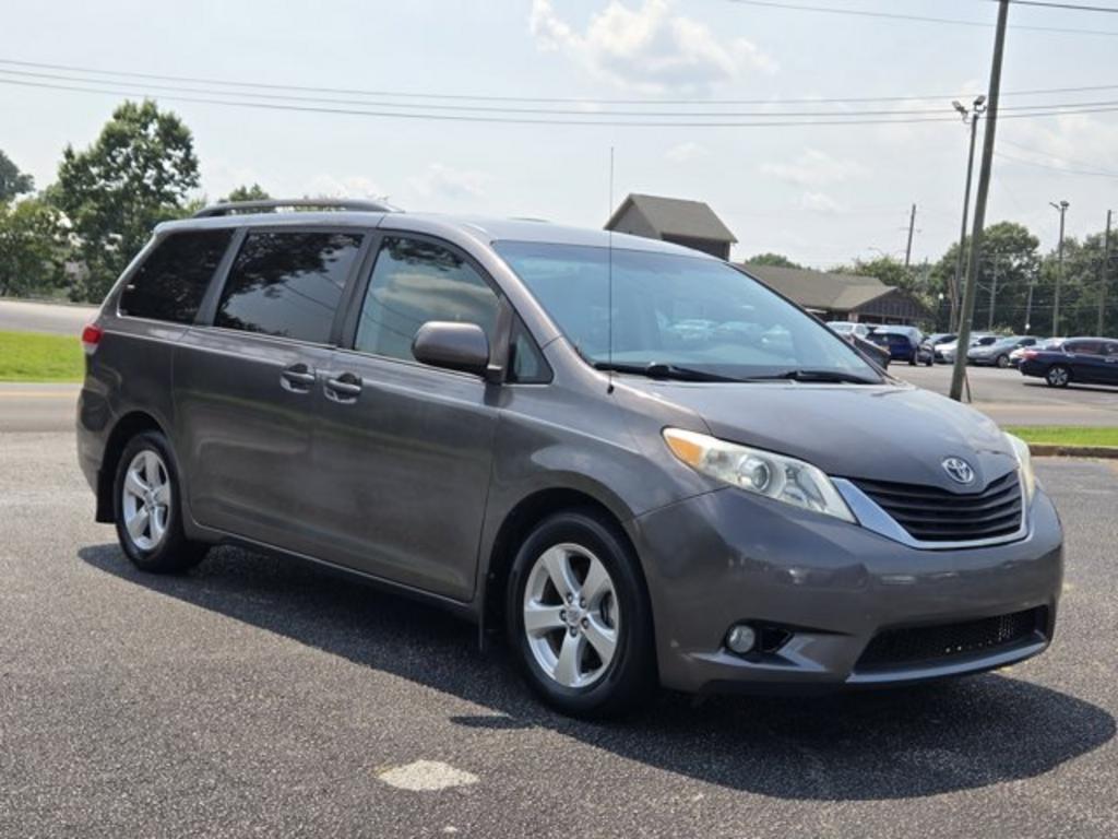 2014 Toyota Sienna - $11,995