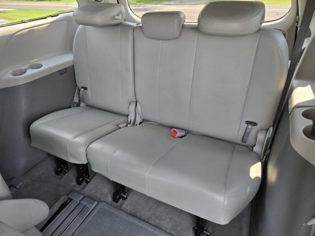 2014 Toyota Sienna - $11,995