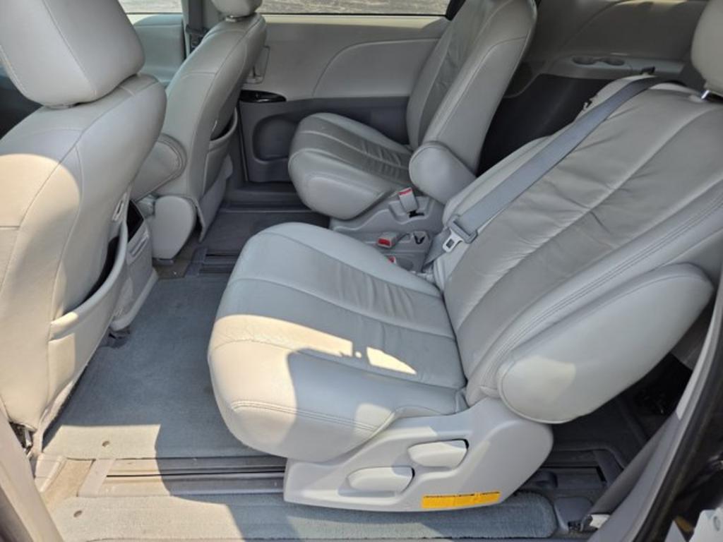 2014 Toyota Sienna - $11,995