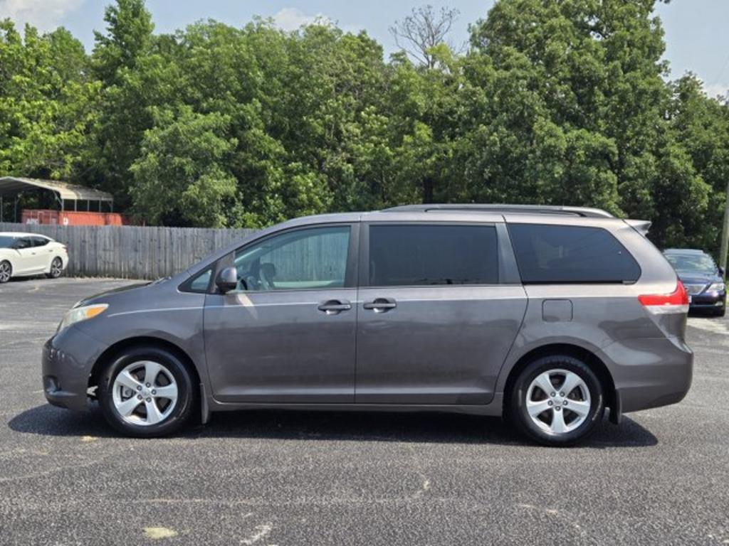 2014 Toyota Sienna - $11,995