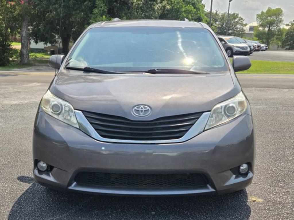 2014 Toyota Sienna - $11,995