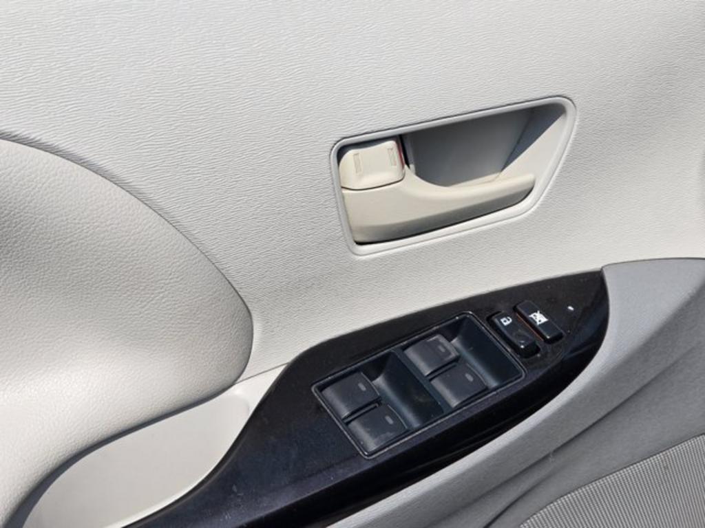 2014 Toyota Sienna - $11,995