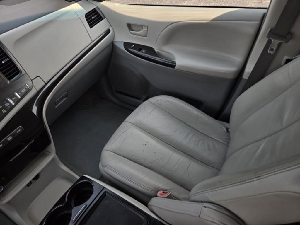 2014 Toyota Sienna - $11,995