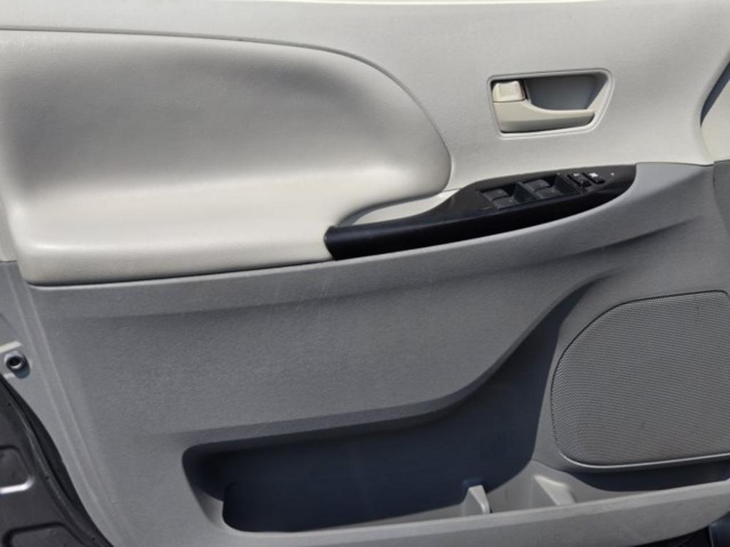 2014 Toyota Sienna - $11,995