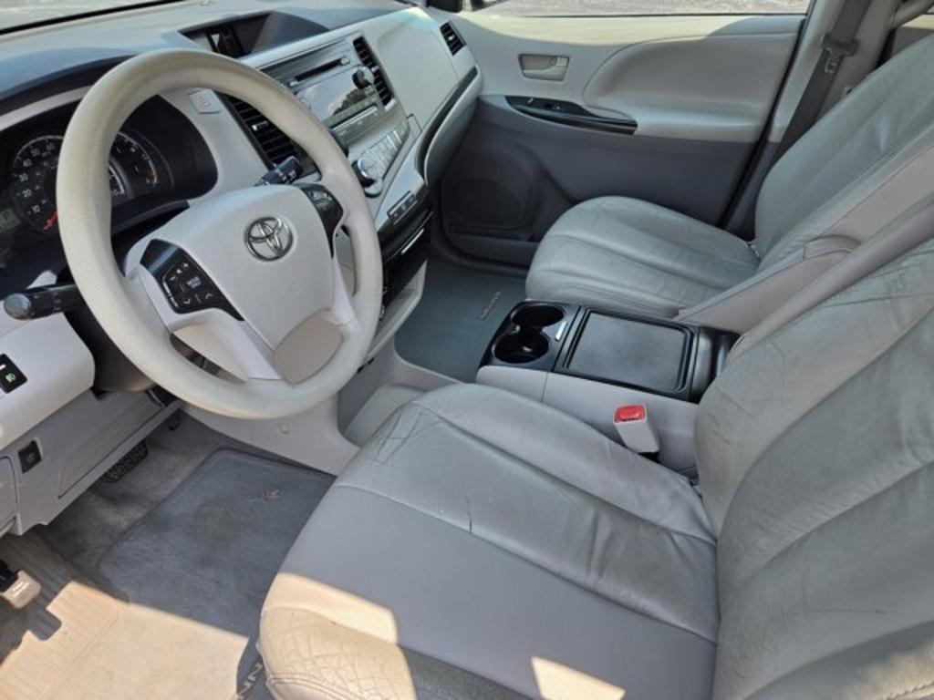2014 Toyota Sienna - $11,995