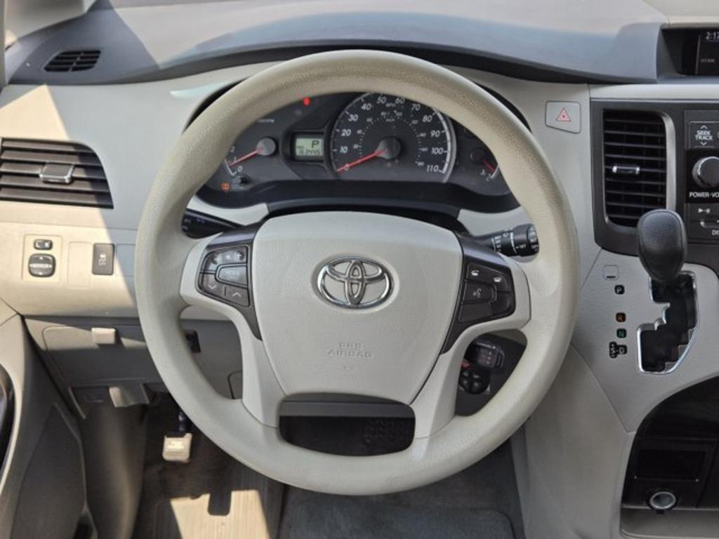 2014 Toyota Sienna - $11,995