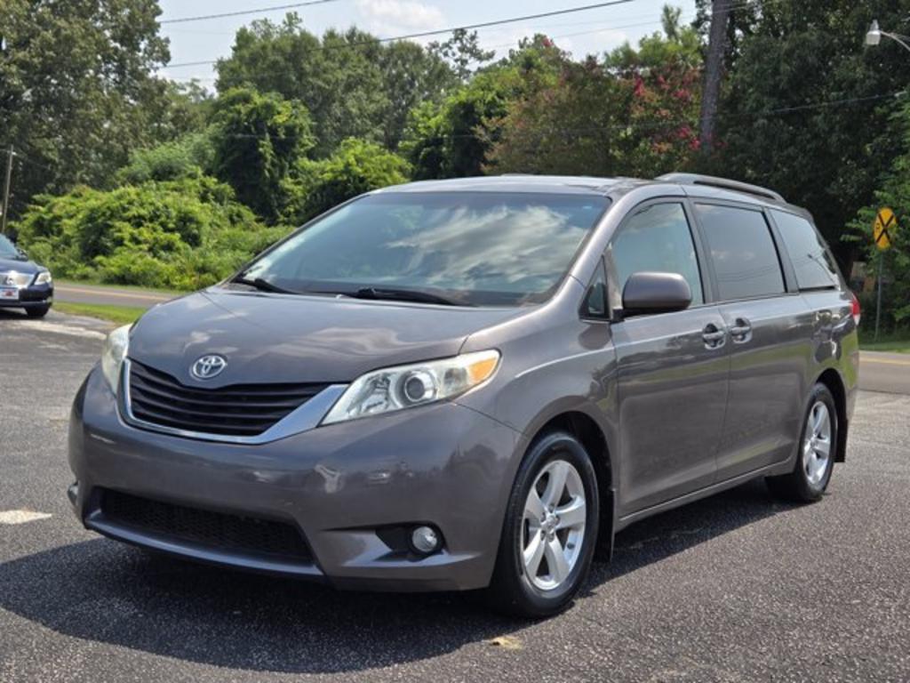 2014 Toyota Sienna - $11,995