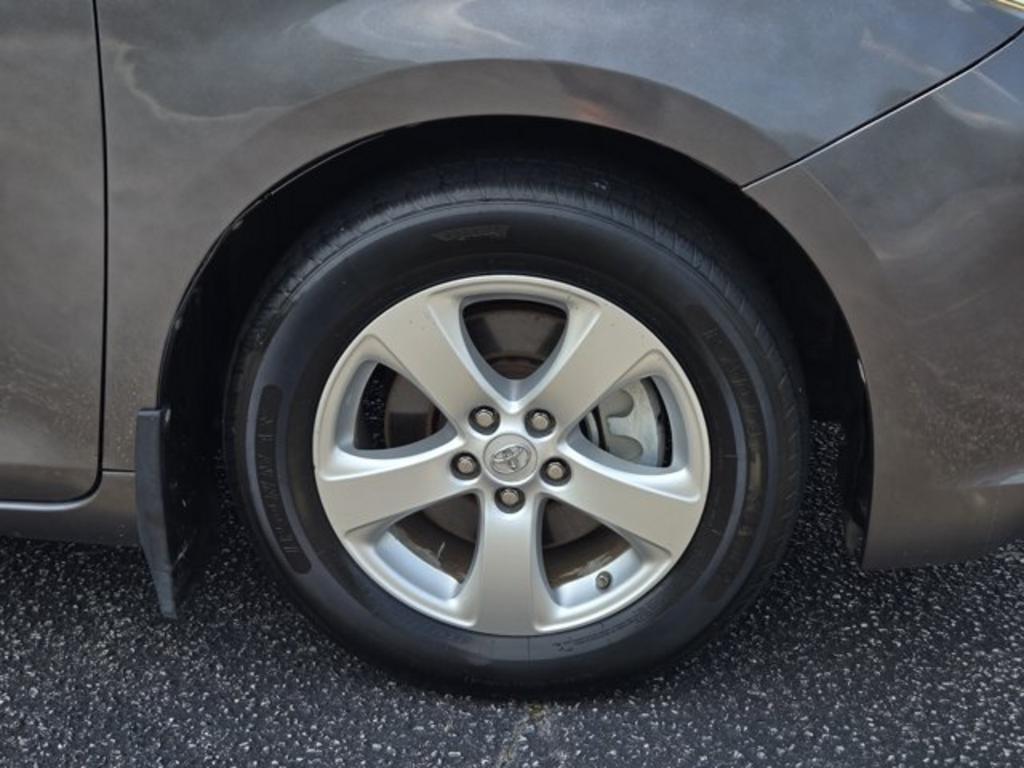 2014 Toyota Sienna - $11,995