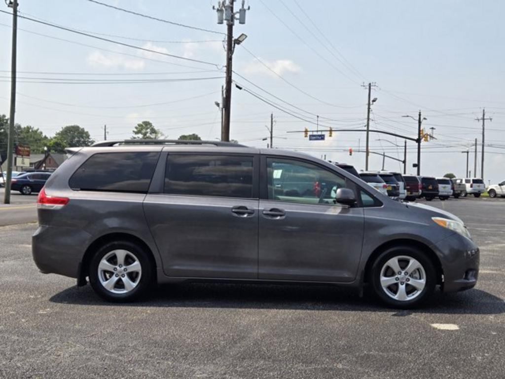 2014 Toyota Sienna - $11,995