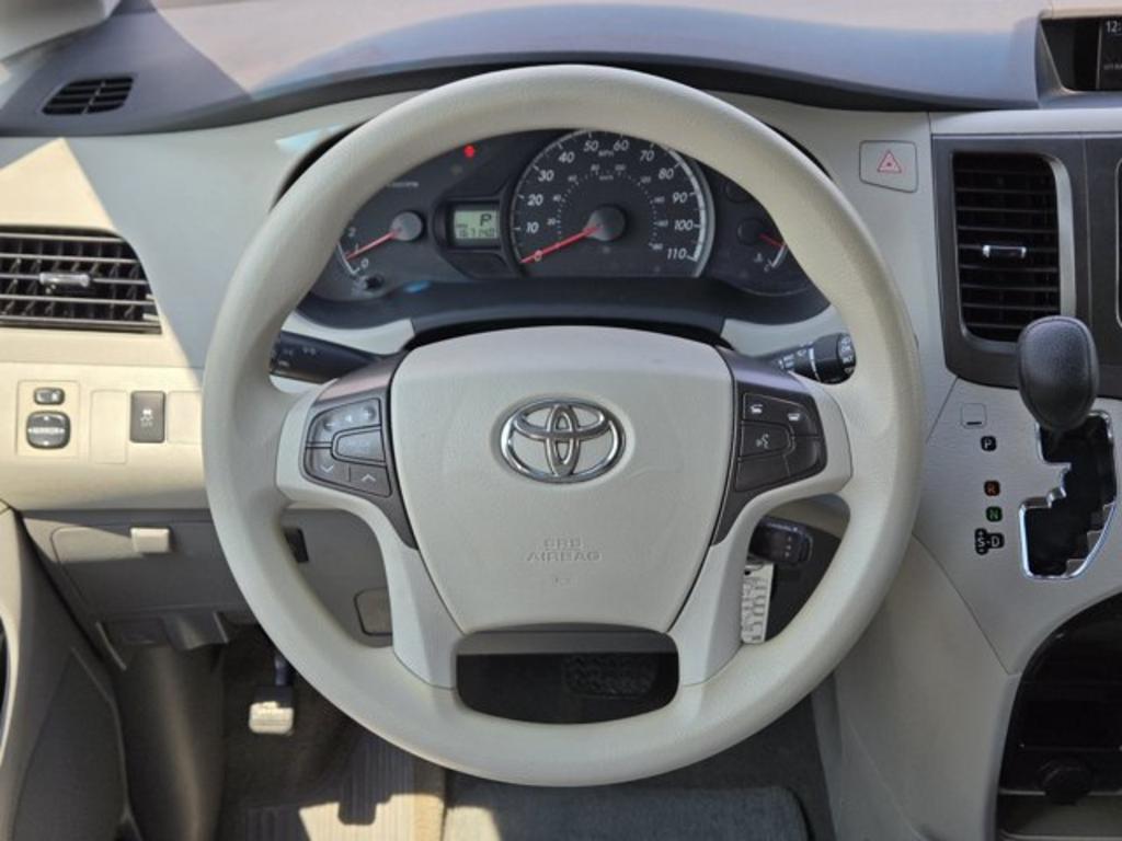 2014 Toyota Sienna - $11,995