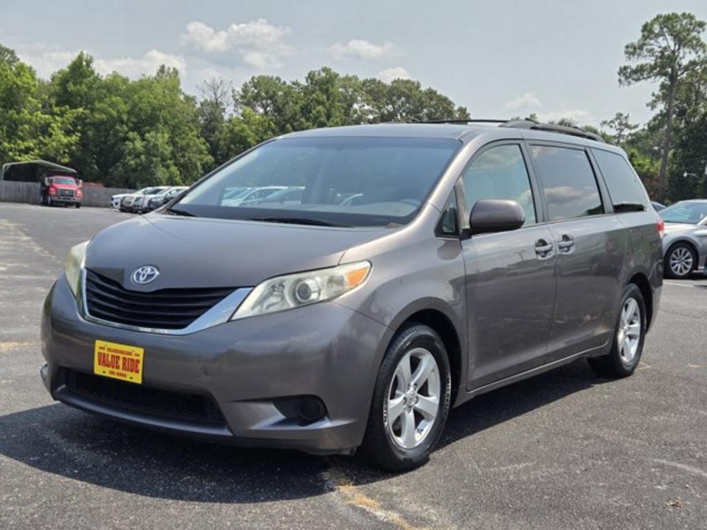 2014 Toyota Sienna - $11,995
