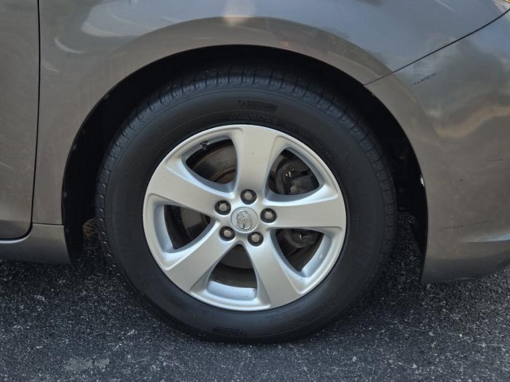 2014 Toyota Sienna - $11,995