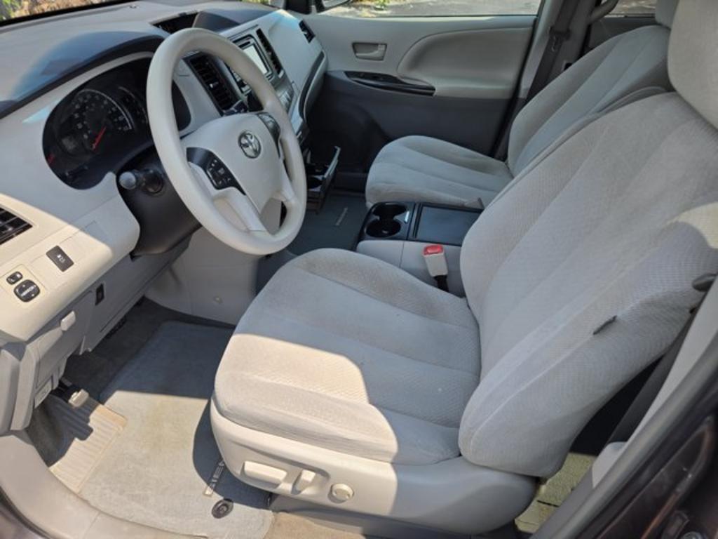 2014 Toyota Sienna - $11,995