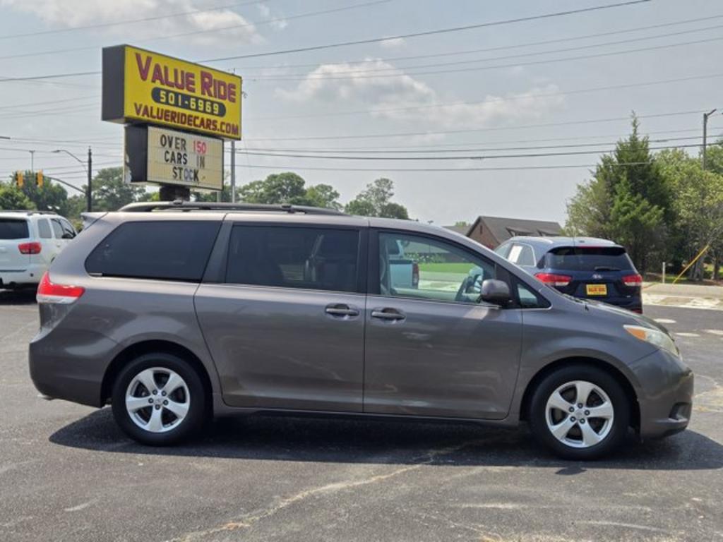 2014 Toyota Sienna - $11,995
