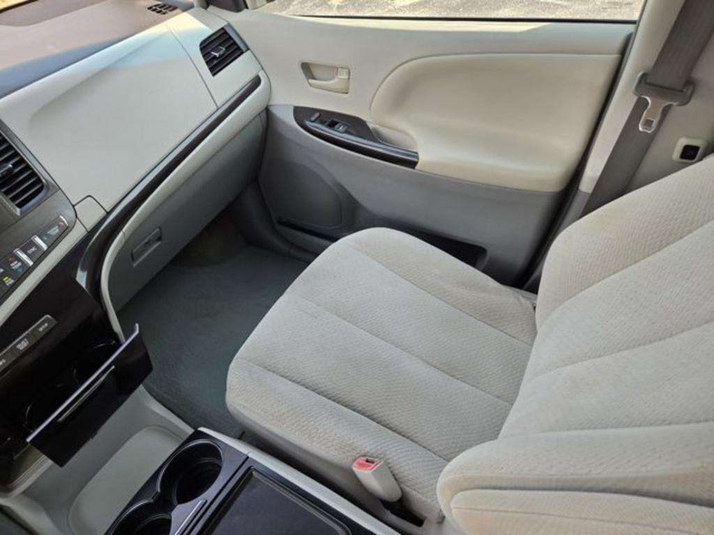 2014 Toyota Sienna - $11,995