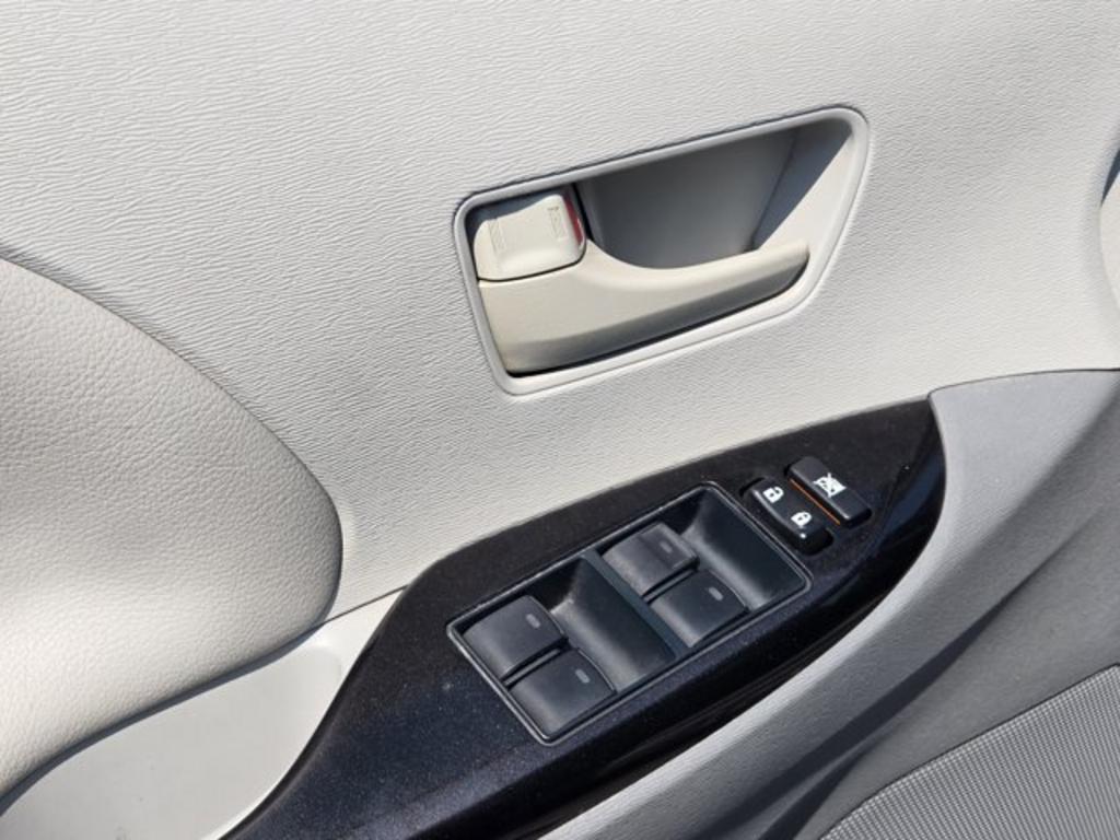 2014 Toyota Sienna - $11,995