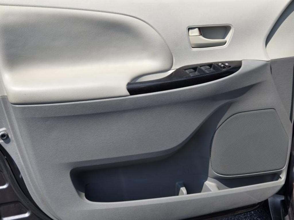 2014 Toyota Sienna - $11,995