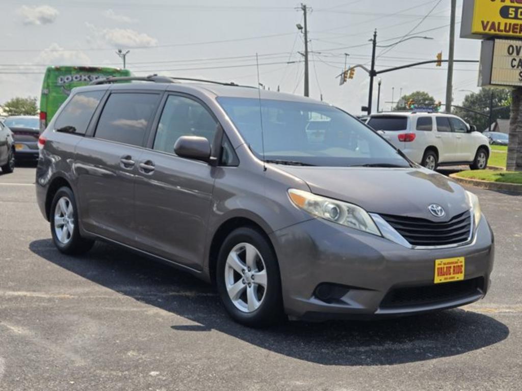 2014 Toyota Sienna - $11,995