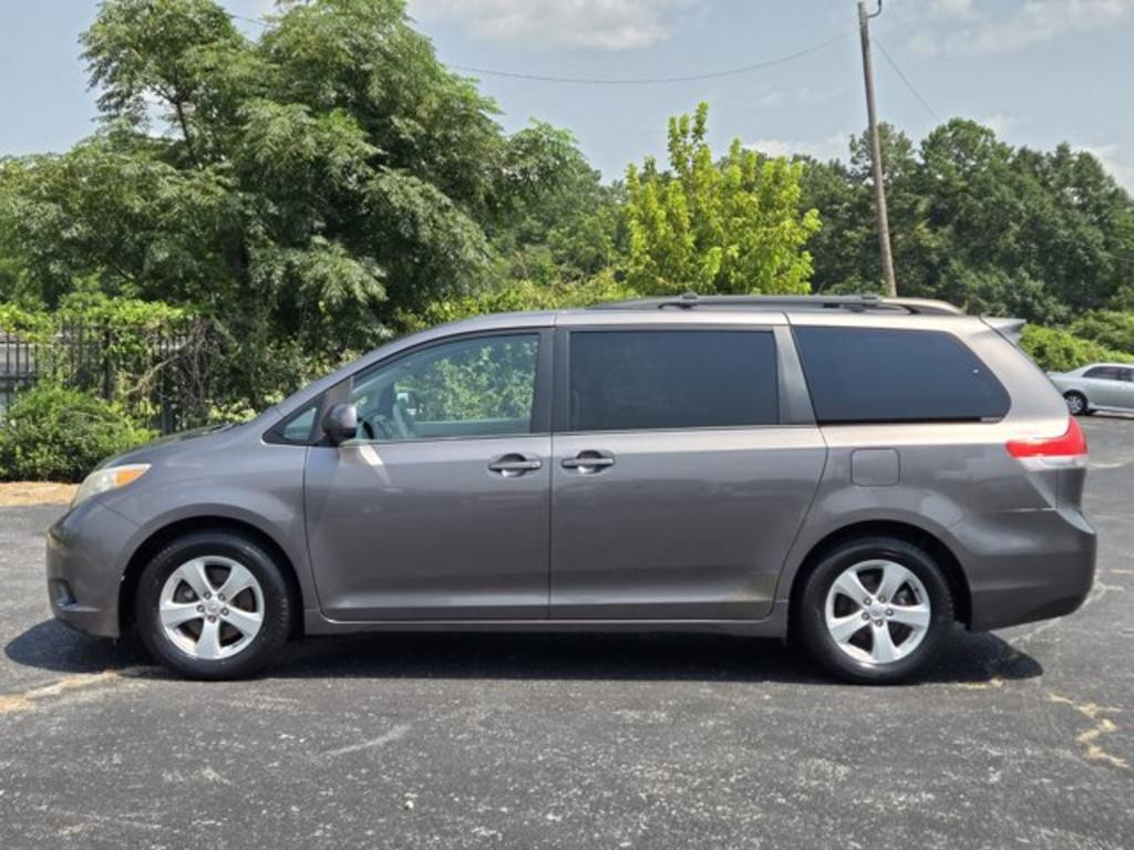 2014 Toyota Sienna - $11,995