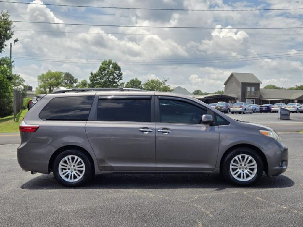 2015 Toyota Sienna - $13,995