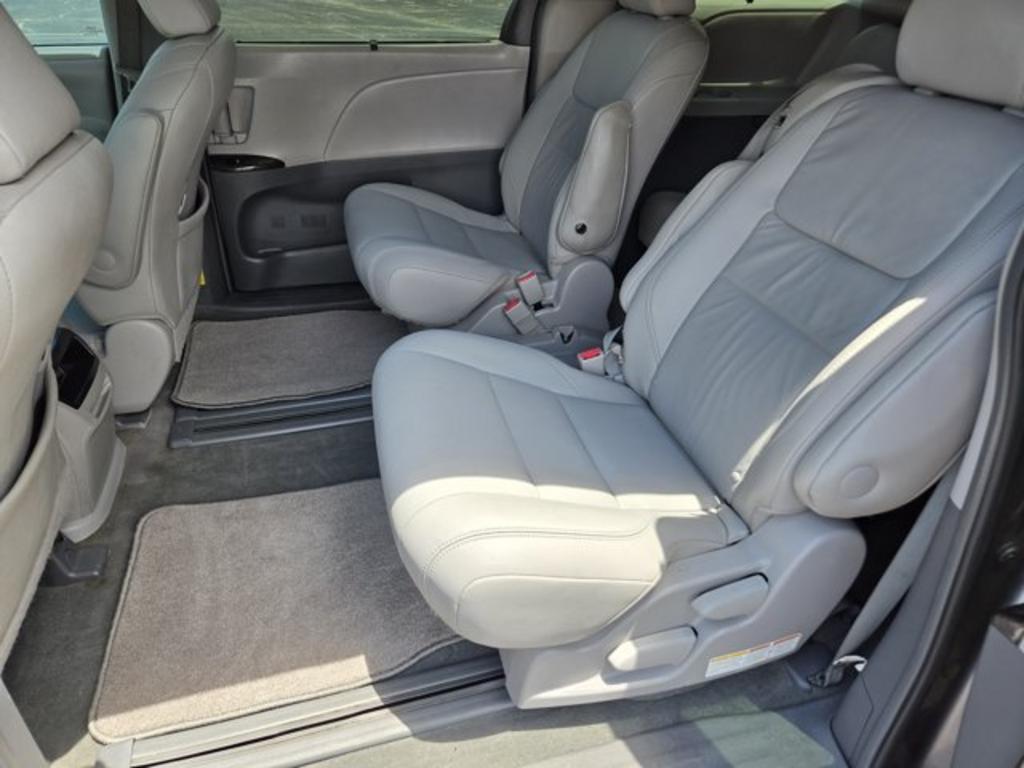2015 Toyota Sienna - $13,995