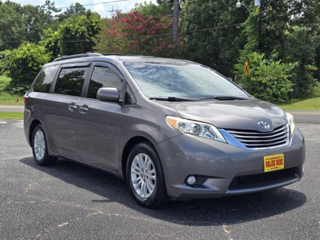 2015 Toyota Sienna - $13,995