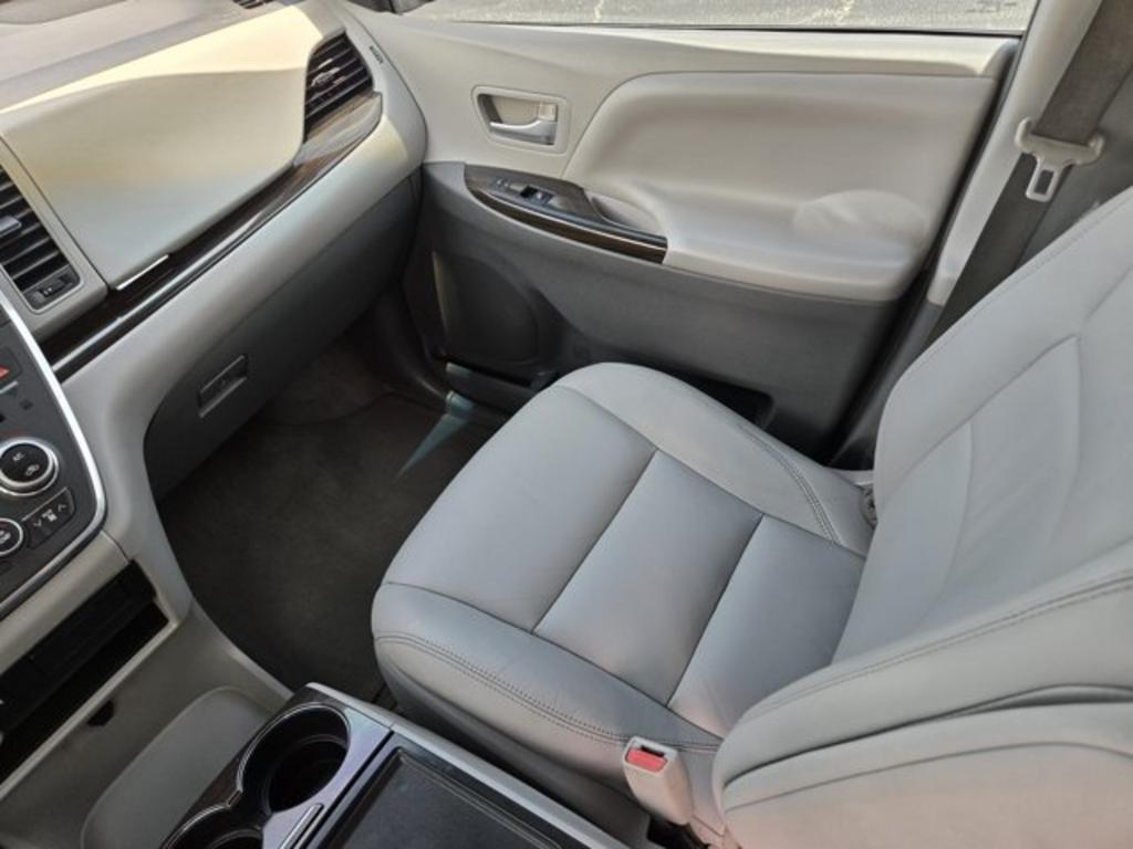 2015 Toyota Sienna - $13,995