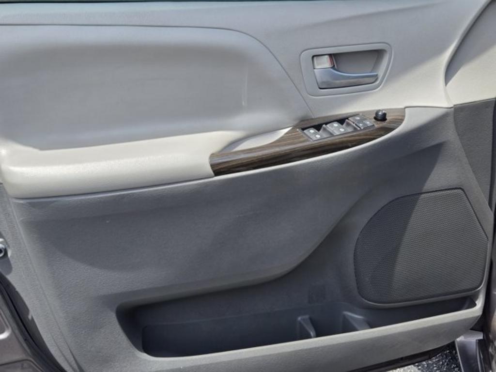 2015 Toyota Sienna - $13,995