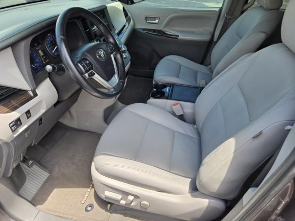 2015 Toyota Sienna - $13,995