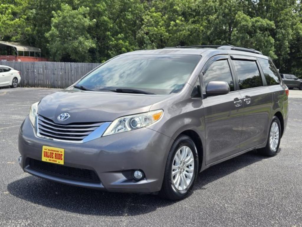 2015 Toyota Sienna - $13,995