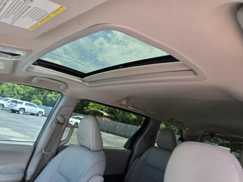 2015 Toyota Sienna - $13,995