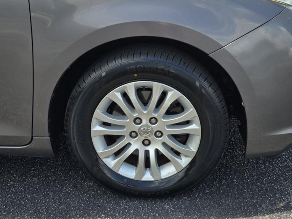 2015 Toyota Sienna - $13,995