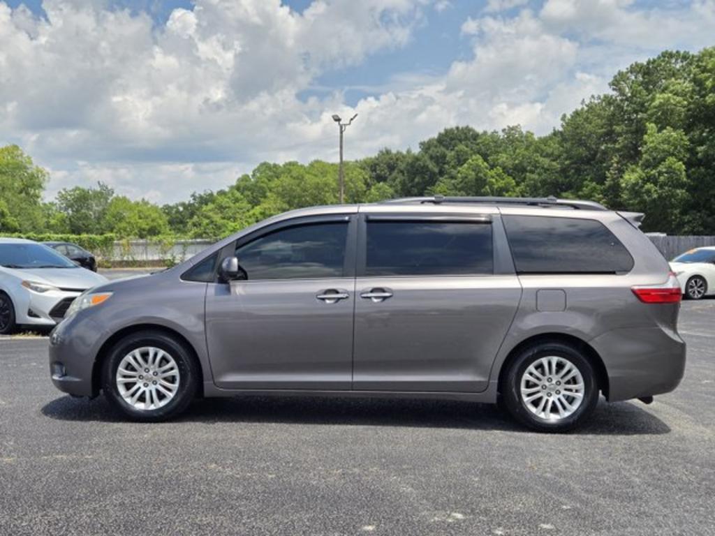 2015 Toyota Sienna - $13,995