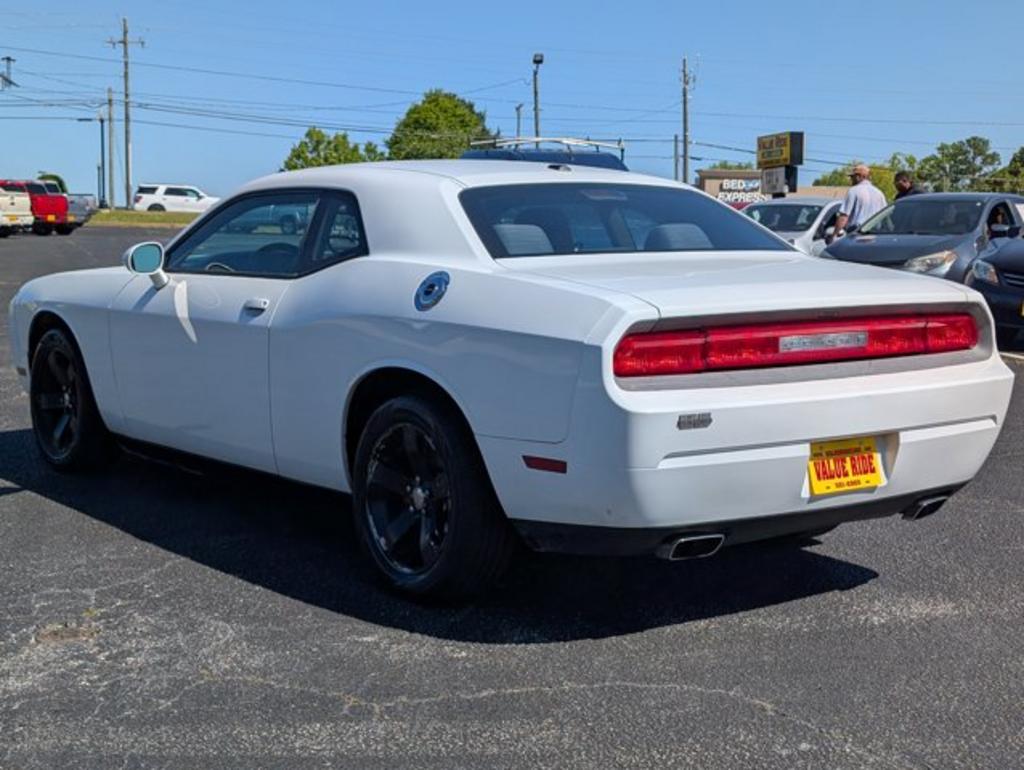 2013 Dodge Challenger SXT photo