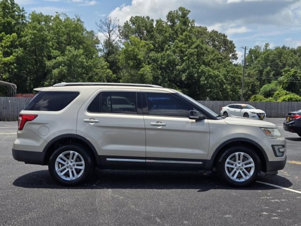 2017 Ford Explorer - $11,995