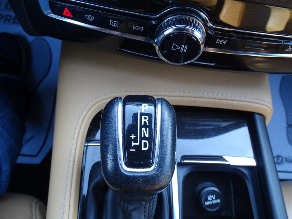 2018 Volvo XC90 T6 - Momentum photo