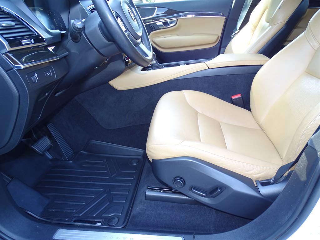 2018 Volvo XC90 T6 - Momentum photo