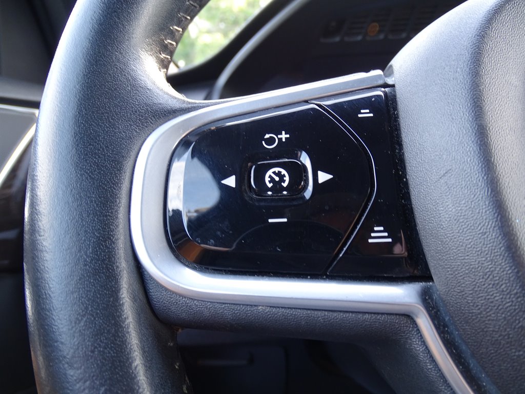 2018 Volvo XC90 T6 - Momentum photo