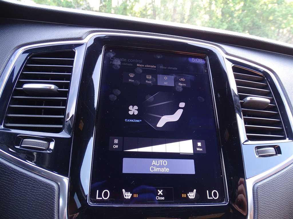 2018 Volvo XC90 T6 - Momentum photo