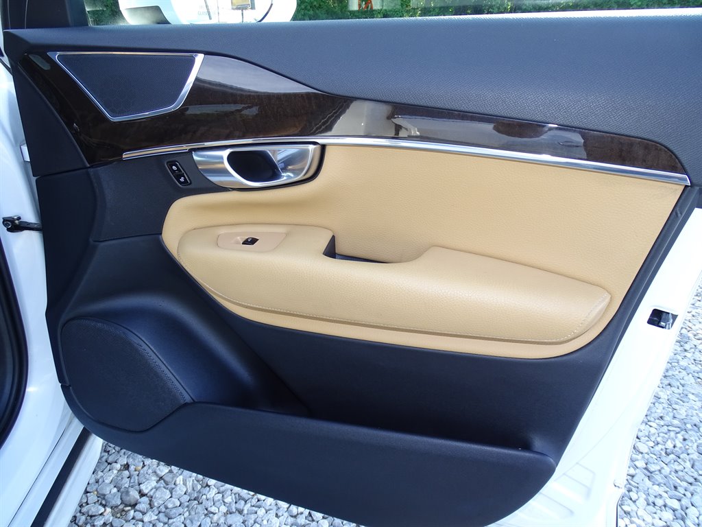 2018 Volvo XC90 T6 - Momentum photo