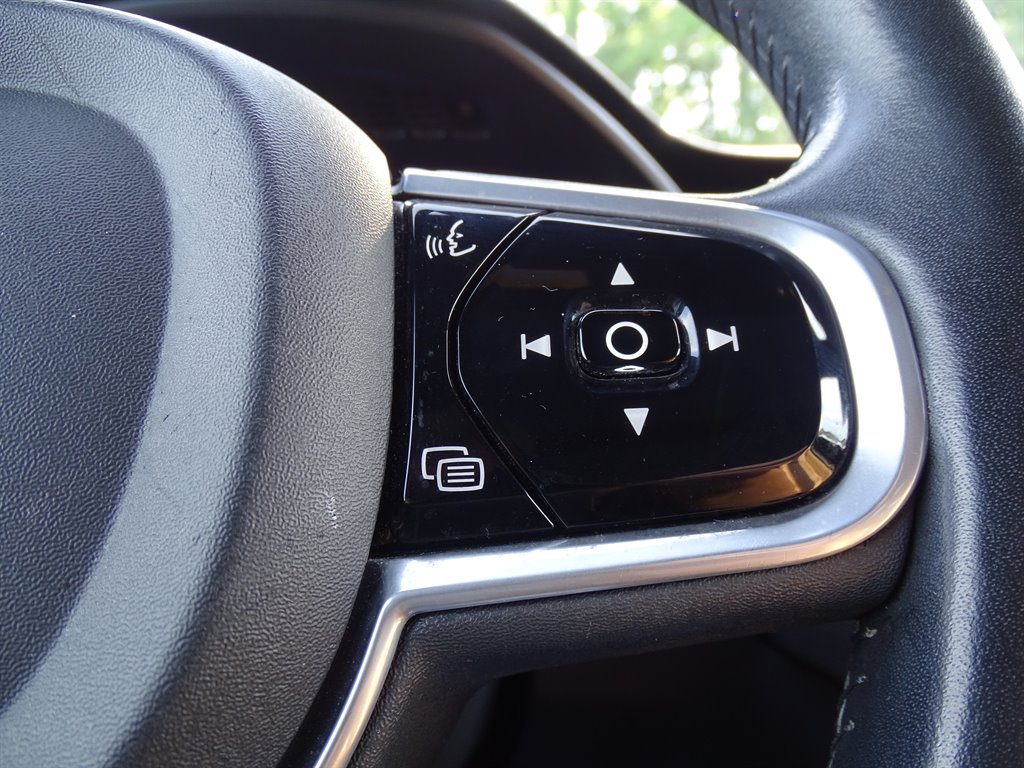 2018 Volvo XC90 T6 - Momentum photo