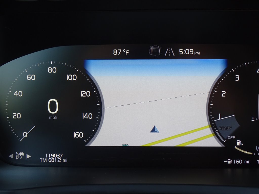 2018 Volvo XC90 T6 - Momentum photo