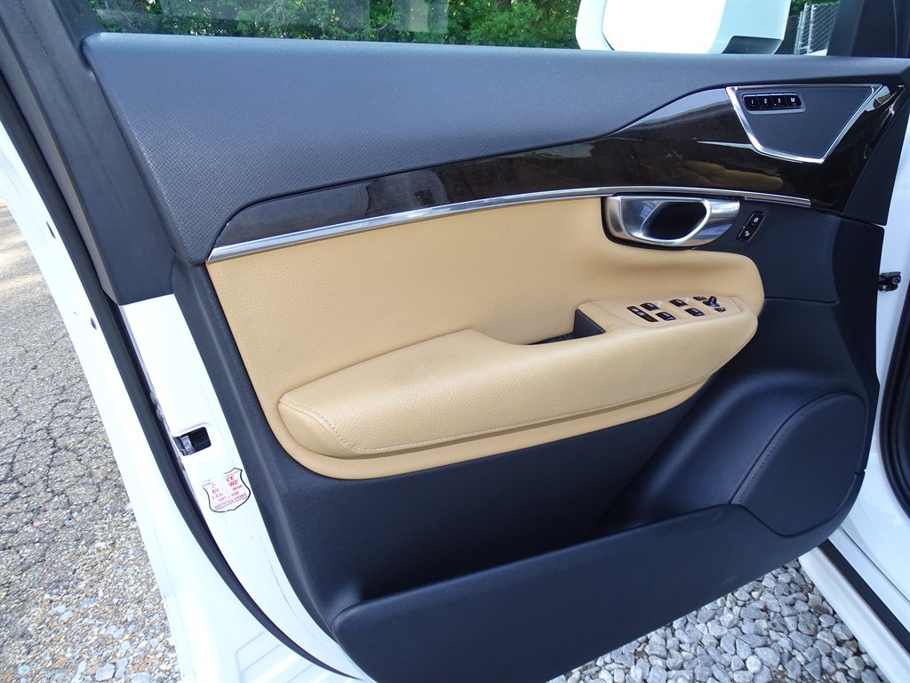2018 Volvo XC90 T6 - Momentum photo